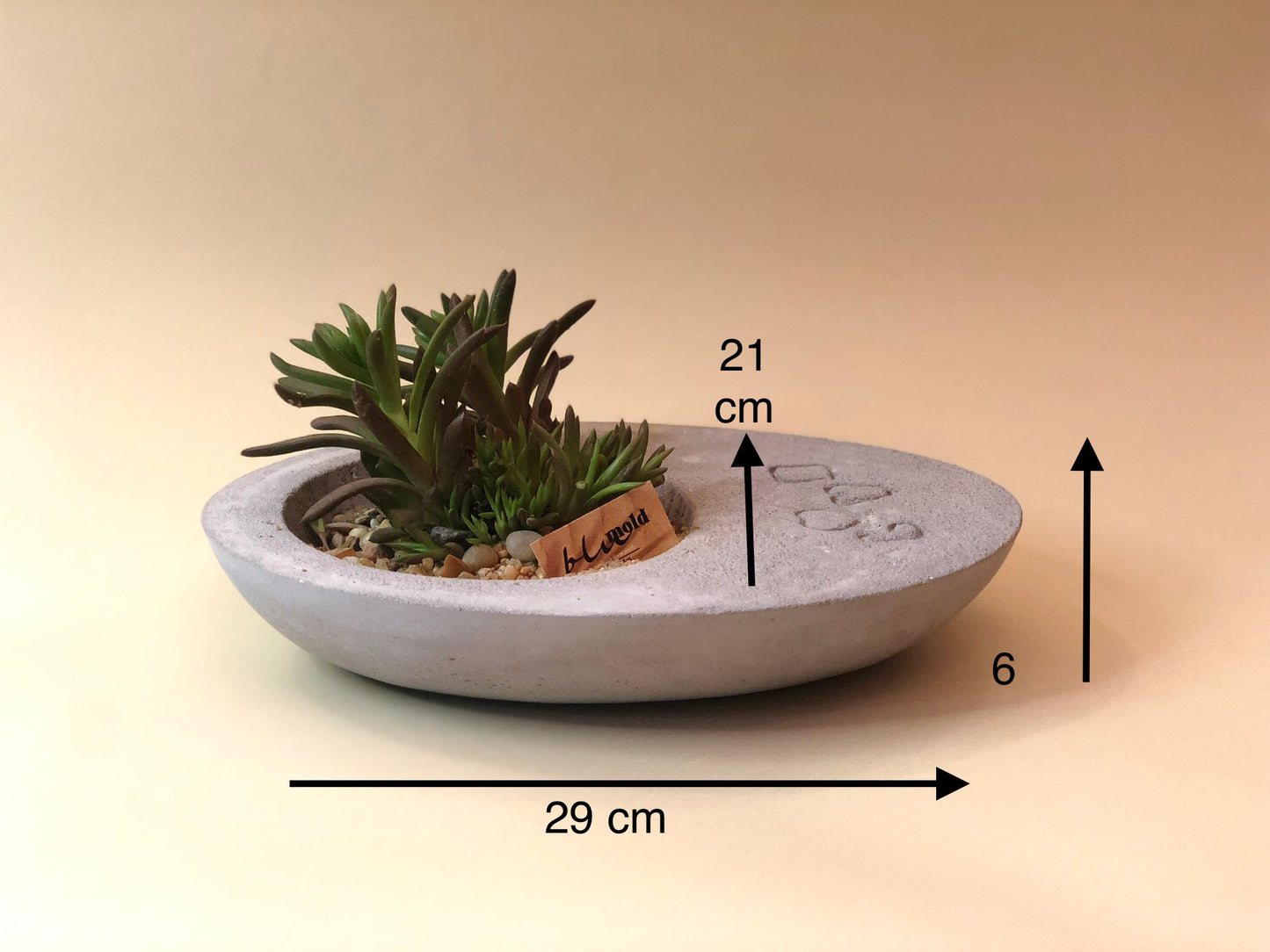 The Naked Oval centerpiece