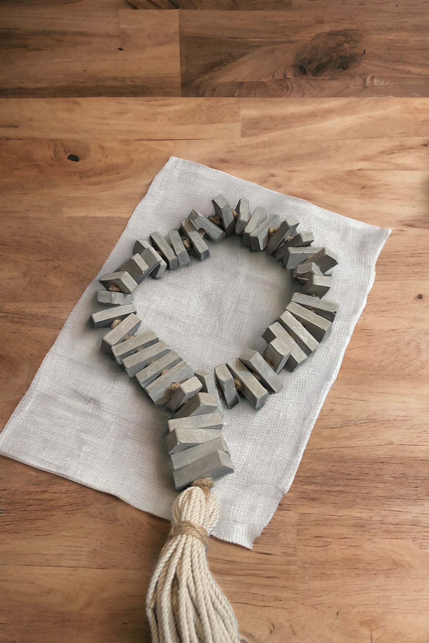 Concrete fingers beads Garland